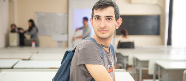 Участник ежегодной образовательной акции Тотальный диктант Эрик - Sputnik Армения