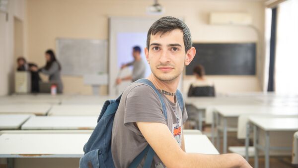 Участник ежегодной образовательной акции Тотальный диктант Эрик - Sputnik Армения