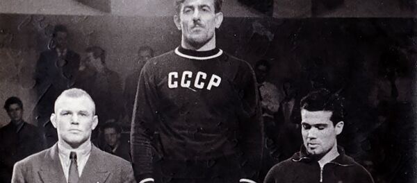 Гурген Шатворян на пьедестале почета Гурген Шатворян на пьедестале почета - Sputnik Армения