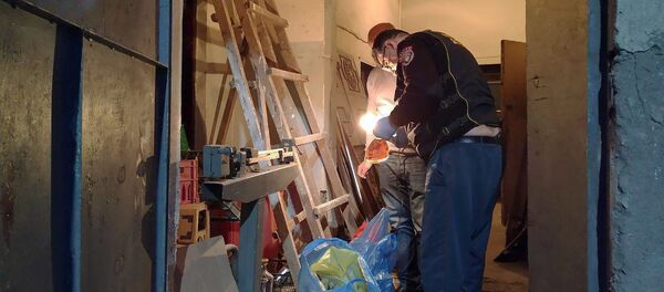 Сотрудники полиции осматривают место преступления - Sputnik Արմենիա