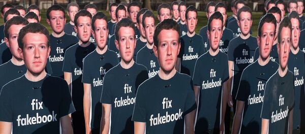 Картонные фигурки с изображением Марка Цукерберга около здания Капитолия в день дачи показания генерального директора Facebook в Сенате (10 апреля 2018). Вашингтон - Sputnik Արմենիա