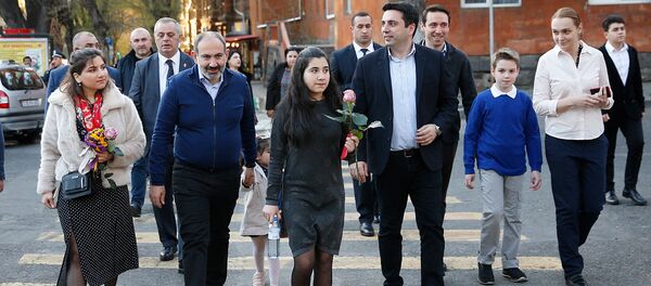 Премьер-министр Никол Пашинян с дочерьми, мэр Еревана Айк Марутян с семьей и вице-спикер Парламента Ален Симонян посетили пьесу Рыба без воды или suicide в театре имени Грачьи Капланяна (13 апреля 2019). Еревaн - Sputnik Армения