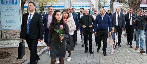 Премьер-министр Никол Пашинян с дочерьми, мэр Еревана Айк Марутян с семьей и вице-спикер Парламента Ален Симонян посетили пьесу Рыба без воды или suicide в театре имени Грачьи Капланяна (13 апреля 2019). Еревaн Премьер-министр Никол Пашинян с дочерьми, мэр Еревана Айк Марутян с семьей и вице-спикер Парламента Ален Симонян посетили пьесу Рыба без воды или suicide в театре имени Грачьи Капланяна (13 апреля 2019). Еревaн - Sputnik Արմենիա