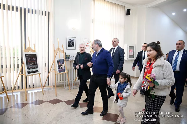 Премьер Армении показал, как провел субботний вечер с дочерьми Премьер Армении показал, как провел субботний вечер с дочерьми - Sputnik Армения