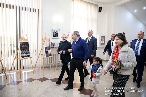 Премьер Армении показал, как провел субботний вечер с дочерьми - Sputnik Армения