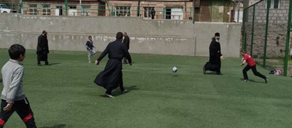 Տավուշի մարզի հոգեւորական աշխարհն ու Մովսեսի երեխաները ֆուտբոլ են խաղում Տավուշի մարզի հոգեւորական աշխարհն ու Մովսեսի երեխաները ֆուտբոլ են խաղում - Sputnik Արմենիա