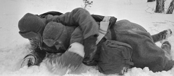 Санитар выносит раненного бойца с поля боя. Санитар выносит раненного бойца с поля боя. - Sputnik Армения