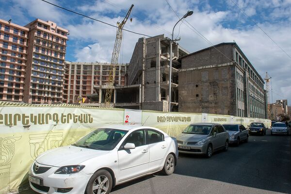 Парковка есть — реконструкции нет: будут ли переделывать здание Детского мира в Ереване - Sputnik Армения