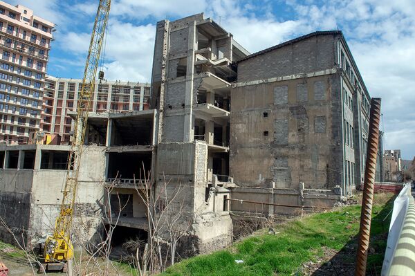 Парковка есть — реконструкции нет: будут ли переделывать здание Детского мира в Ереване - Sputnik Армения