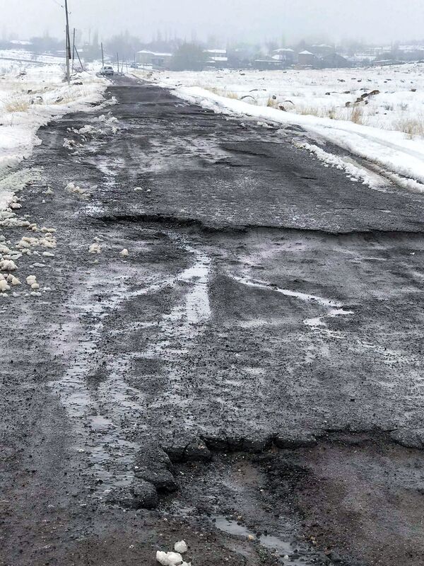 Գյուղի ճանապարհը 25 տարի չի նորոգվել. մարդիկ լցնում են փոսերը և կրկնակի վճարում տաքսիներին - Sputnik Արմենիա