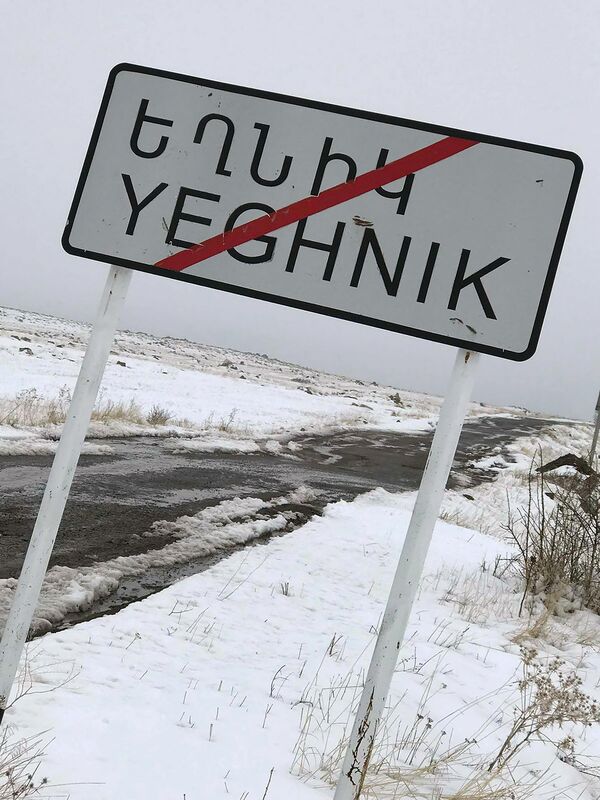 Գյուղի ճանապարհը 25 տարի չի նորոգվել. մարդիկ լցնում են փոսերը և կրկնակի վճարում տաքսիներին - Sputnik Արմենիա