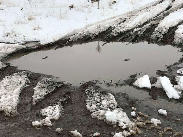 Գյուղի ճանապարհը 25 տարի չի նորոգվել. մարդիկ լցնում են փոսերը և կրկնակի վճարում տաքսիներին - Sputnik Արմենիա