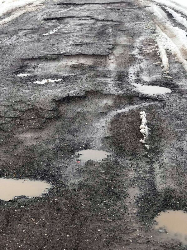 Գյուղի ճանապարհը 25 տարի չի նորոգվել. մարդիկ լցնում են փոսերը և կրկնակի վճարում տաքսիներին - Sputnik Արմենիա