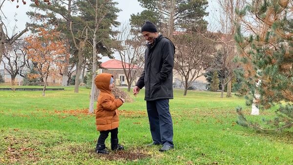 2,5 տարեկան Դավիթն իր պապիկի հետ զբոսնելիս - Sputnik Արմենիա