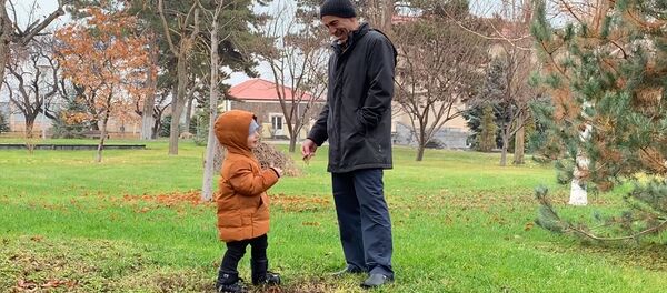 2,5 տարեկան Դավիթն իր պապիկի հետ զբոսնելիս 2,5 տարեկան Դավիթն իր պապիկի հետ զբոսնելիս - Sputnik Արմենիա