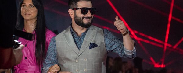 Михаил и Виктория Галустян на красной дорожке Comedy Club (15 сентября 2019). Еревaн - Sputnik Армения