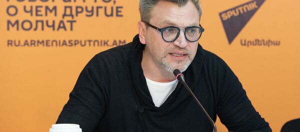 Вадим Такменев в проекте SputnikPro в мультимедийном пресс-центре Sputnik Армения (15 апреля 2019). Еревaн Вадим Такменев в проекте SputnikPro в мультимедийном пресс-центре Sputnik Армения (15 апреля 2019). Еревaн - Sputnik Армения