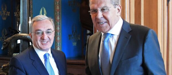 Министры иностранных дел Армении и России Зограб Мнацаканян и Сергей Лавров перед началом встречи с Азербайджанским коллегой Эльмаром Мамедъяровым (15 апреля 2019). Москвa - Sputnik Արմենիա