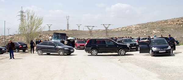 Сотрудники Арарат цемента перекрыли дорогу, ведущую к заводу (15 апреля 2019). Арарат Сотрудники Арарат цемента перекрыли дорогу, ведущую к заводу (15 апреля 2019). Арарат - Sputnik Արմենիա