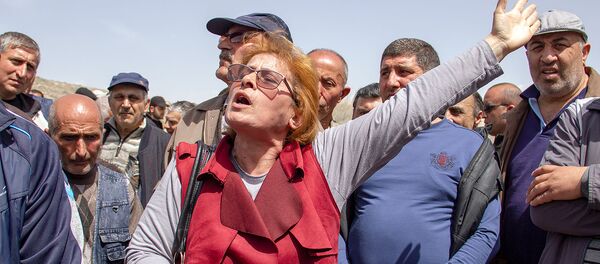 Сотрудники Арарат цемента перекрыли дорогу, ведущую к заводу (15 апреля 2019). Арарат - Sputnik Արմենիա