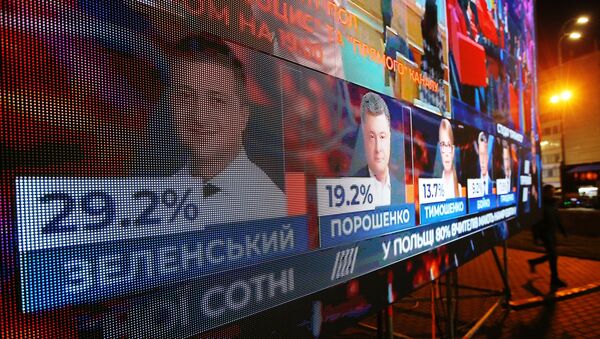 Президентские выборы на Украине. Монитор с Порошенко и Зеленским - Sputnik Армения