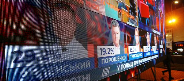 Президентские выборы на Украине. Монитор с Порошенко и Зеленским - Sputnik Армения