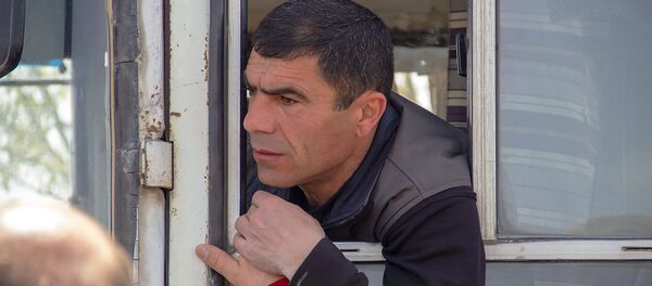 Сотрудники Арарат цемента перекрыли дорогу, ведущую к заводу (15 апреля 2019). Арарат - Sputnik Армения