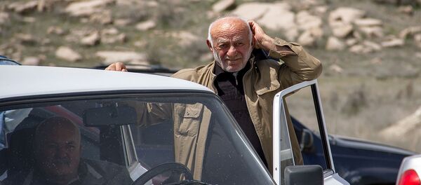 Сотрудники Арарат цемента перекрыли дорогу, ведущую к заводу (15 апреля 2019). Арарат - Sputnik Արմենիա