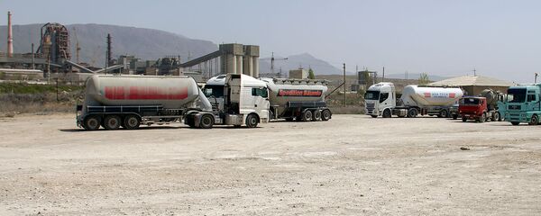 Сотрудники Арарат цемента перекрыли дорогу, ведущую к заводу (15 апреля 2019). Арарат - Sputnik Արմենիա