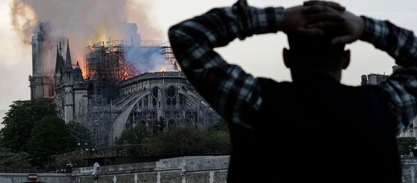 Пожар в соборе Нотр-Дам в центре Парижа (15 апреля 2019). Франция - Sputnik Армения