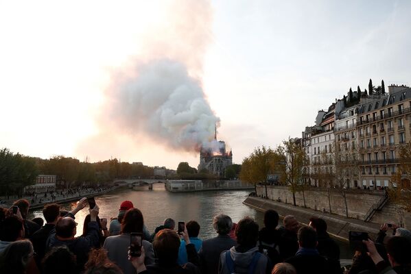 Пожар в соборе Нотр-Дам в центре Парижа (15 апреля 2019). Франция - Sputnik Армения