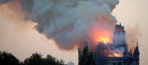 Пожар в соборе Нотр-Дам в центре Парижа (15 апреля 2019). Франция - Sputnik Արմենիա