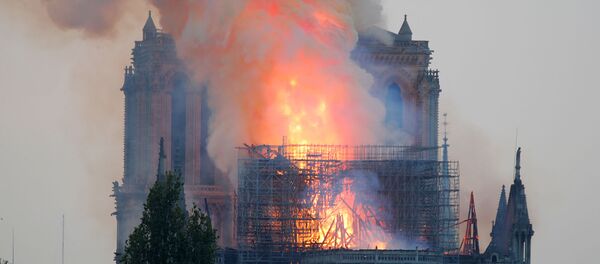 Пожар в соборе Нотр-Дам в центре Парижа (15 апреля 2019). Франция - Sputnik Армения