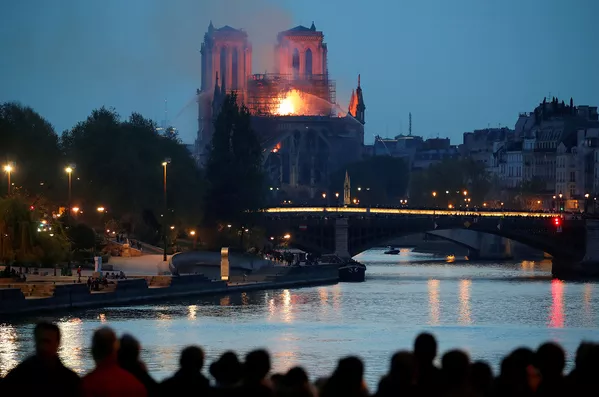 Пожар в соборе Нотр-Дам в центре Парижа (15 апреля 2019). Франция - Sputnik Армения