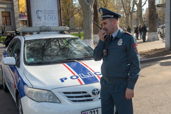 Կամրջից կախված աղջիկը փրկվեց, վիճողներն ընկերացան կին ոստիկանի հետ. ոստիկանների տոնն է - Sputnik Արմենիա