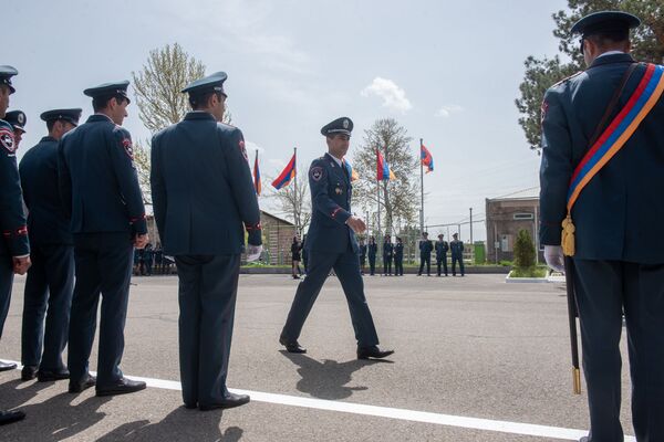 Կամրջից կախված աղջիկը փրկվեց, վիճողներն ընկերացան կին ոստիկանի հետ. ոստիկանների տոնն է - Sputnik Արմենիա