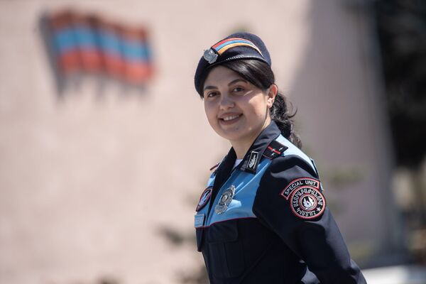 Կամրջից կախված աղջիկը փրկվեց, վիճողներն ընկերացան կին ոստիկանի հետ. ոստիկանների տոնն է - Sputnik Արմենիա