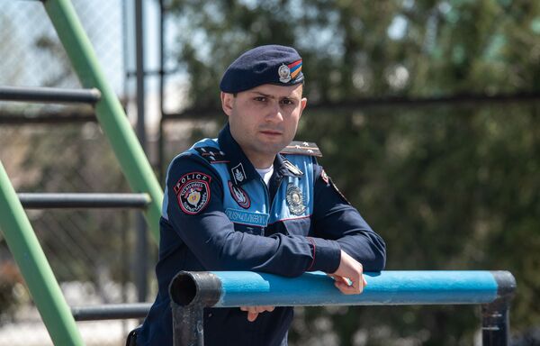 Կամրջից կախված աղջիկը փրկվեց, վիճողներն ընկերացան կին ոստիկանի հետ. ոստիկանների տոնն է - Sputnik Արմենիա