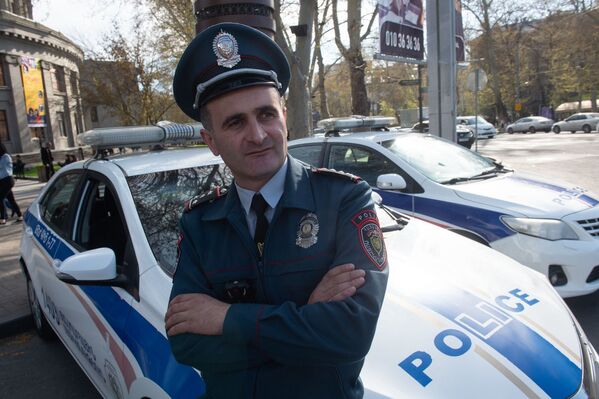 Старший инспектор 8-го взвода 1-го батальона дорожной полиции Армении, капитан Камо Петросян - Sputnik Армения