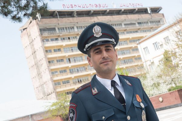 Дядя в форме не бяка: полицейские в Армении к празднику вспомнили уникальные случаи - Sputnik Армения