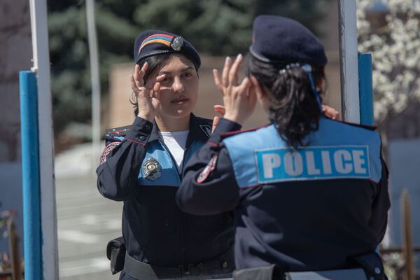 Дядя в форме не бяка: полицейские в Армении к празднику вспомнили уникальные случаи - Sputnik Армения