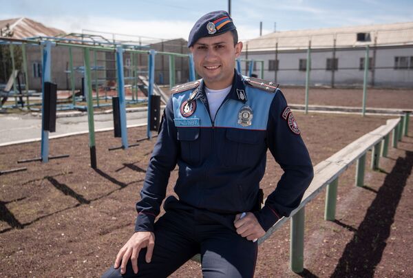 Дядя в форме не бяка: полицейские в Армении к празднику вспомнили уникальные случаи - Sputnik Армения