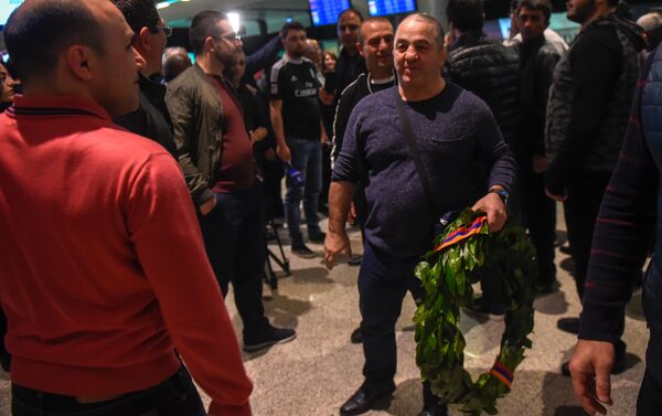 Встреча армянских борцов греко-римского стиля в аэропорту Звартноц (16 апреля 2019). Еревaн - Sputnik Армения