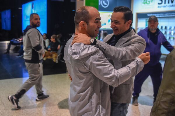 Армянские борцы вернулись с Чемпионата Европы: спортсменов встретили в Звартноце - Sputnik Армения