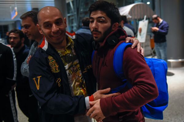 Армянские борцы вернулись с Чемпионата Европы: спортсменов встретили в Звартноце - Sputnik Армения