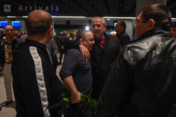 Армянские борцы вернулись с Чемпионата Европы: спортсменов встретили в Звартноце - Sputnik Армения