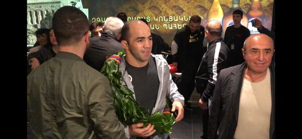 Армянские борцы вернулись с Чемпионата Европы: спортсменов встретили в Звартноце - Sputnik Армения