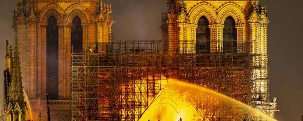Пожар в соборе Парижской Богоматери Пожар в соборе Парижской Богоматери - Sputnik Армения