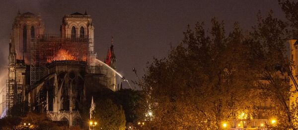 Пожар в соборе Парижской Богоматери Пожар в соборе Парижской Богоматери - Sputnik Армения