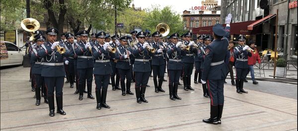 Ոստիկանական նվագախումբը նվագելով անցավ Հյուսիսային պողոտայով Ոստիկանական նվագախումբը նվագելով անցավ Հյուսիսային պողոտայով - Sputnik Արմենիա